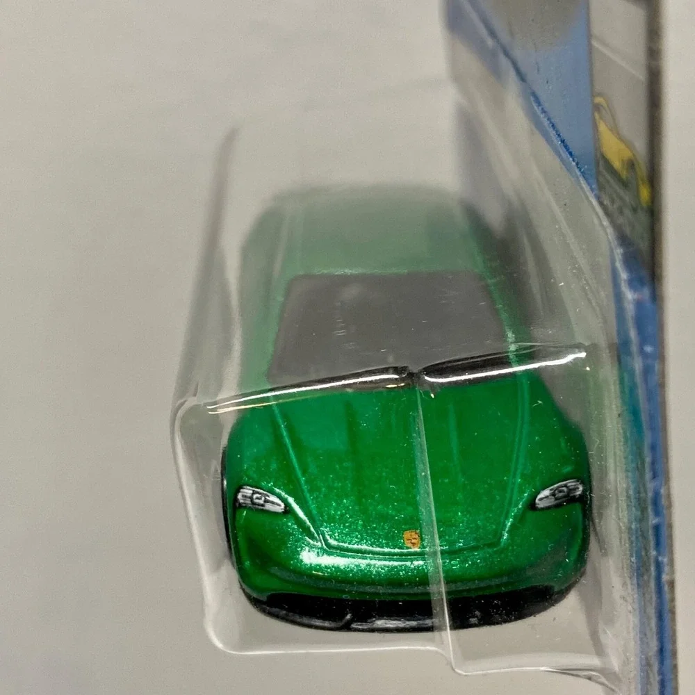 Hot Wheels Porsche Taycan Turbo S 149/250 Factory Fresh 4/5‎ Green Die-cast 1:64